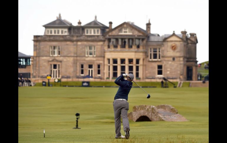 Paul Dunne tira en la tercera ronda. El irlandés logró una jornada memorable con una ronda de 66 impactos, 6 bajo par de campo. EFE / G. Penny