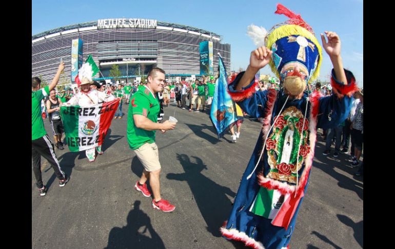 Cientos de Aficionados mexicanos llegan al MetLife Stadium, para presenciar el México vs.  Costa Rica. NTX / J. Pazos