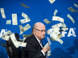 Tras la broma, un Blatter visiblemente enfadado, se retira del recinto para limpiar el estrado y continuar la conferencia. EFE / E. Leanza