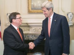 Kerry y Rodríguez se estrecharon las manos ante una multitud de cámaras fotográficas y posteriormente iniciaron una reunión. EFE / M. Reynolds