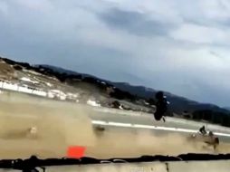 Los motociclistas terminaron en la zona de tierra a un costado del asfaltado. YOUTUBE / fOOtball Vds