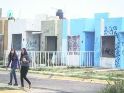 Esta serie de casas solas en Tlajomulco son una estampa del fenómeno de vivienda abandonada que impera en colonias de ese municipio. EL INFORMADOR / A. Hinojosa