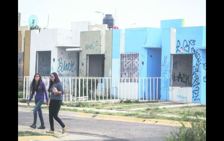 Esta serie de casas solas en Tlajomulco son una estampa del fenómeno de vivienda abandonada que impera en colonias de ese municipio. EL INFORMADOR / A. Hinojosa