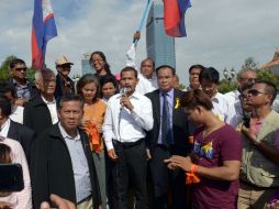 Sovannara (c) y miembros del Partido Rescate Nacional en manifestación contra Hun Sen, acusado de ganar fradulentamente su elección. AFP / T. Sothy