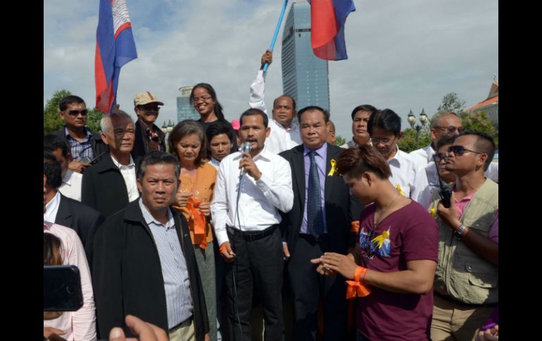 Sovannara (c) y miembros del Partido Rescate Nacional en manifestación contra Hun Sen, acusado de ganar fradulentamente su elección. AFP / T. Sothy