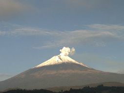 Se detectó una continua emisión de vapor de agua y gas, algunas veces de tono azulado, que los vientos dispersaron hacia el suroeste. TWITTER / @webcamsdemexico