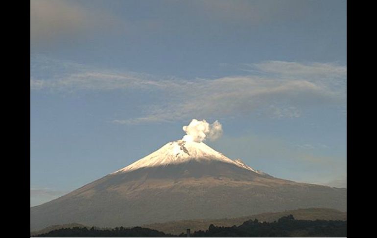 Se detectó una continua emisión de vapor de agua y gas, algunas veces de tono azulado, que los vientos dispersaron hacia el suroeste. TWITTER / @webcamsdemexico