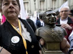 En una protesta contra la dictadura del general, una patrulla detuvo a una estudiante y a un fotógrafo, quien murió por quemaduras. AFP / ARCHIVO