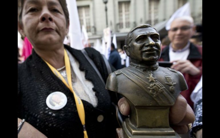 En una protesta contra la dictadura del general, una patrulla detuvo a una estudiante y a un fotógrafo, quien murió por quemaduras. AFP / ARCHIVO