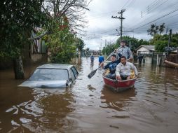 Gravataí, es una de las ciudades afectadas, con calles inundadas, autos semisumergidos y pobladores desplazandose en lanchas. AFP / J. Bernardes