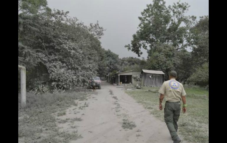 Las 27 comunidades que reciben apoyos fueron evacuados o resultaron dañados por la ceniza volcánica. TWITTER / @PCJalisco