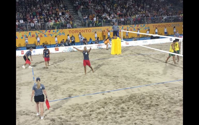 Los brasileños ya no estaban cómodos sobre la arena y los mexicanos ya iban lanzados a por su medalla de oro. TWITTER / @CONADE