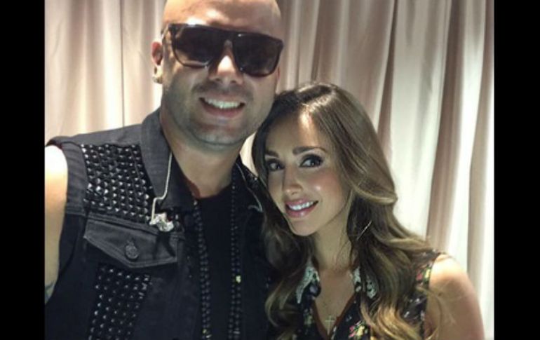 Anahí 2015. En compañía de Wisin. Luce unos labios más gruesos, pómulos marcados y nuevo mentón. TWITTER / @Anahi