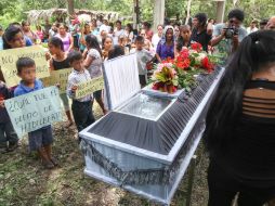 Amigos y compañeros portaron pancartas durante el velorio del pequeño Hidilberto, niño de 12 años. SUN /