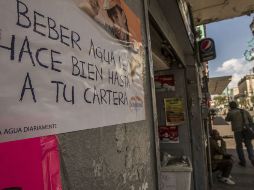 A un año del alza del impuesto, el consumo de estas bebidas disminuyó un seis por ciento, siendo sustituidas por agua embotellada. EL INFORMADOR / ARCHIVO