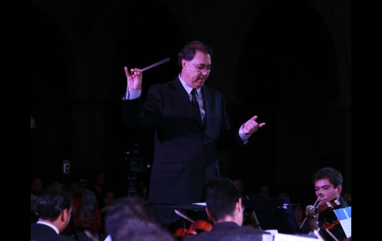 Guillermo Salvador dirige hoy a la Orquesta Sinfónica de Zapopan en un concierto que homenajea a Vicente Garrido. EL INFORMADOR / A. Hinojosa