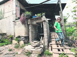 UN PEQUEÑO PASO. Un niño sale de su hogar en la colonia Nueva Israel, en el municipio de Tonalá. EL INFORMADOR / A. García