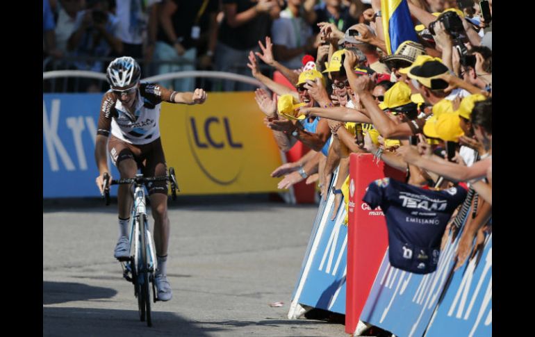 Romain Bardet es alentado por el público a unos metros de cruzar la línea final durante la etapa 18 del Tour de francia. EFE / K. Ludbrook