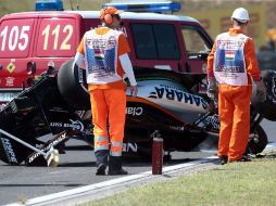 'Checo' perdió el control de su monoplaza y terminó volcado. AFP / F. Isza