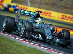 Hamilton reitera que tiene consigo el mejor automóvil de la parrilla y completa su mejor vuelta con 1:23.949. AFP / A. Isakovic