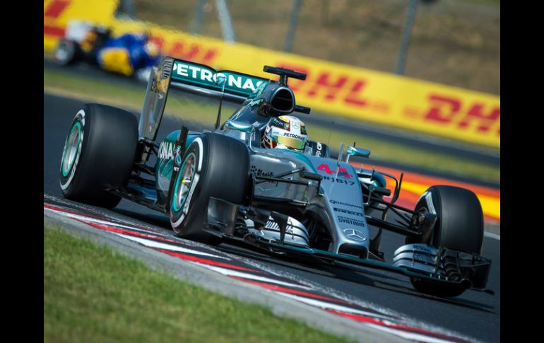 Hamilton reitera que tiene consigo el mejor automóvil de la parrilla y completa su mejor vuelta con 1:23.949. AFP / A. Isakovic