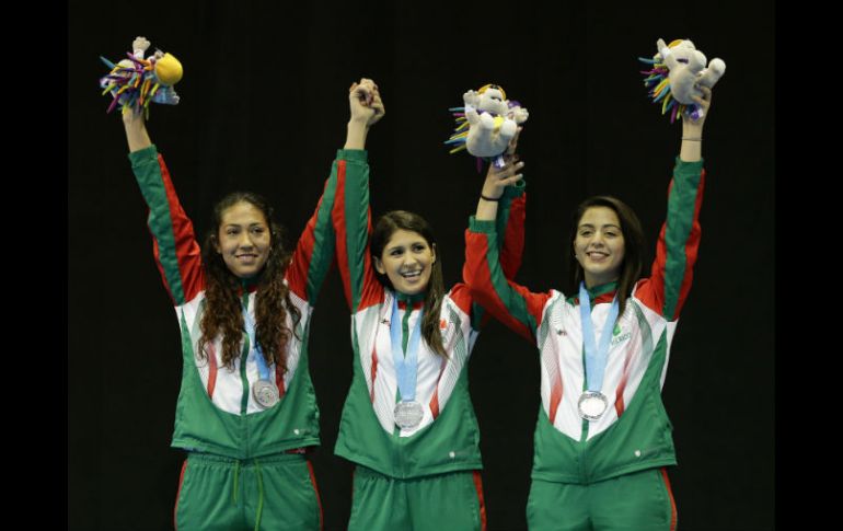 La esgrimista Úrsula González (i) dijo estar contenta por la medalla de plata conseguida en el sable por equipos. AP / F. Dana