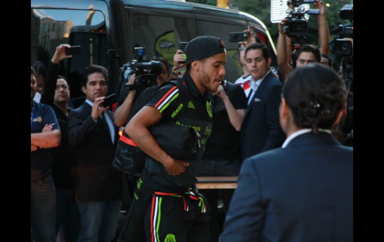 El mediocampista durante su arribo con el resto de la selección mexicana a Filadelfia, donde se llevará a cabo la final de la Copa Oro. NTX / J. Pazos