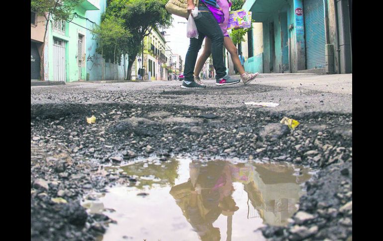 La cantidad de hoyancos que se forman en las calles de Guadalajara sobrepasa la capacidad del ayuntamiento para su reparación. EL INFORMADOR / P. Franco