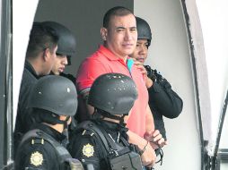 Resguardo. Bajo fuertes medidas de seguridad, Jairo Orellana fue escoltado por militares desde el cuartel Matamoros. AP /