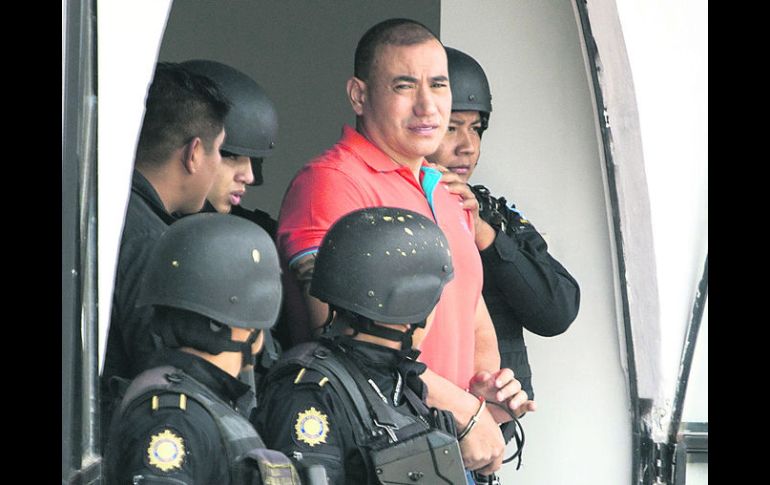 Resguardo. Bajo fuertes medidas de seguridad, Jairo Orellana fue escoltado por militares desde el cuartel Matamoros. AP /