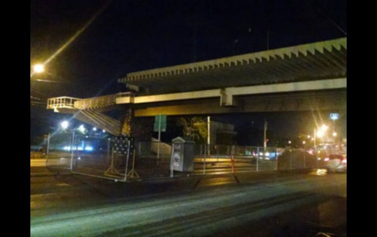 El puente peatonal edificado en el cruce de las avenidas Ávila Camacho y Patria será desmantelado. EL INFORMADOR /