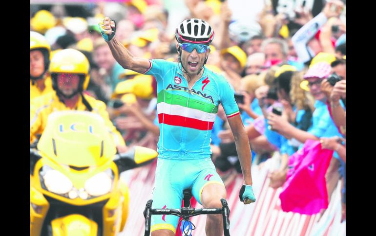 Rumbo a la meta. Vincenzo Nibali celebra con el brazo en alto su triunfo en la etapa 19 del Tour de Francia. EFE /  A. Nogier