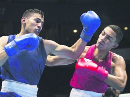 Lindolfo Delgado de México (azul) en el enfrentamiento ante el cubano José Rosario García de Puerto Rico (rojo). AFP / K. VAN PAASSEN