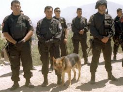 Los policías municipales y militares instalaron 31 puntos de control en las cercanías de una plaza comercial. NTX / ARCHIVO