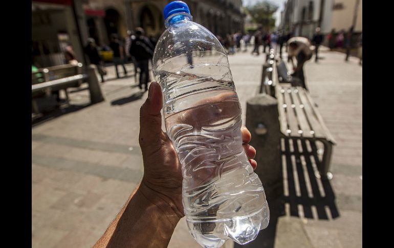 Recomiendan beber dos litros de agua diario, tener una dieta saludable y la práctica de ejercicio. EL INFORMADOR / ARCHIVO