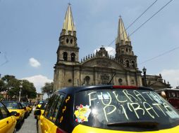 Los taxistas pararon por varias horas el Centro tapatío ante la inconformidad por taxis 'ejecutivos'. EL INFORMADOR / E. Barrera