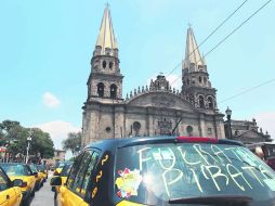 Ayer los taxistas bloquearon el tránsito en Avenida Hidalgo y Avenida Juárez. EL INFORMADOR / E. Barrera