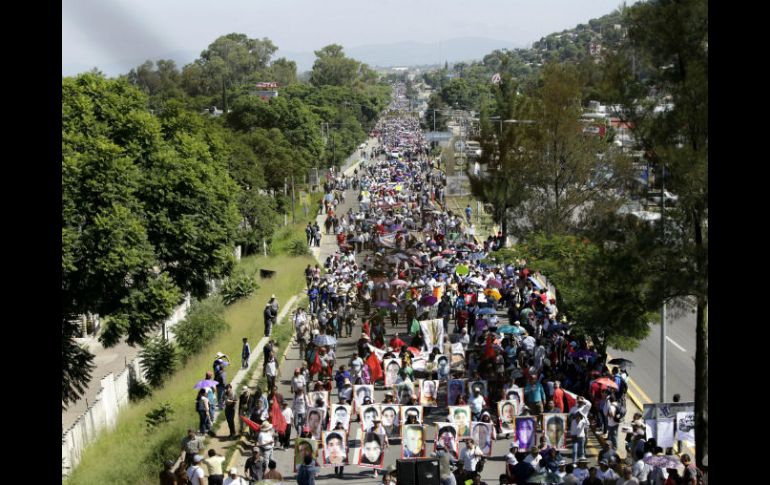 Miles de docentes de distintas entidades del país protestaron contra los cambios al sistema educativo en Oaxaca. EFE / M. Martínez