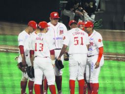 Elementos de los Diablos Rojos del México se reunen en la lomita, durante un juego en el Estadio Fray Nano en el Distrito Federal. ESPECIAL / Diablos Rojos