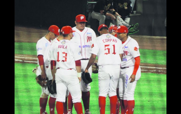 Elementos de los Diablos Rojos del México se reunen en la lomita, durante un juego en el Estadio Fray Nano en el Distrito Federal. ESPECIAL / Diablos Rojos