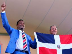 Pedro Martínez (izq) posa junto con Juan Marichal después de su discurso de inducción al Salón de la Fama de las Grandes Ligas. AFP / R. Elsa