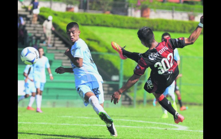 Remate del juvenil Ernesto Pinto de la Sub-20 del Atlas (#302) en el partido del fin de semana pasado ante el Querétaro. MEXSPORT / S. Molina