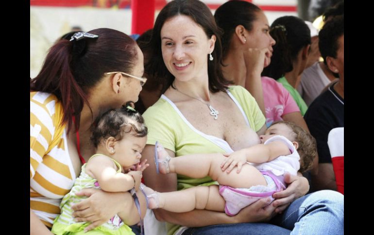 Se recomienda dar leche materna a los bebés durante los primeros seis meses de vida. EFE / ARCHIVO