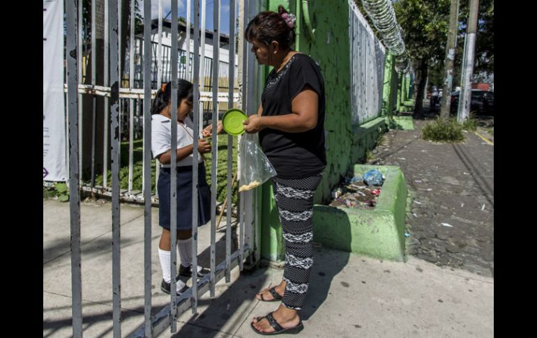 La edad promedio del jefe del hogar asciende a 48.6 años y 27.2 por ciento tenía como jefe de familia a una mujer. EL INFORMADOR / ARCHIVO