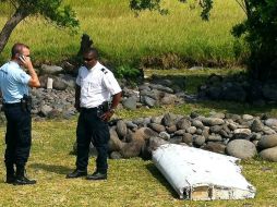 La policía francesa examina la pieza identificada como 'flaperon' fue encontrada en la isla de la Reunión, al oeste del Índico. AFP / Y. Pipton