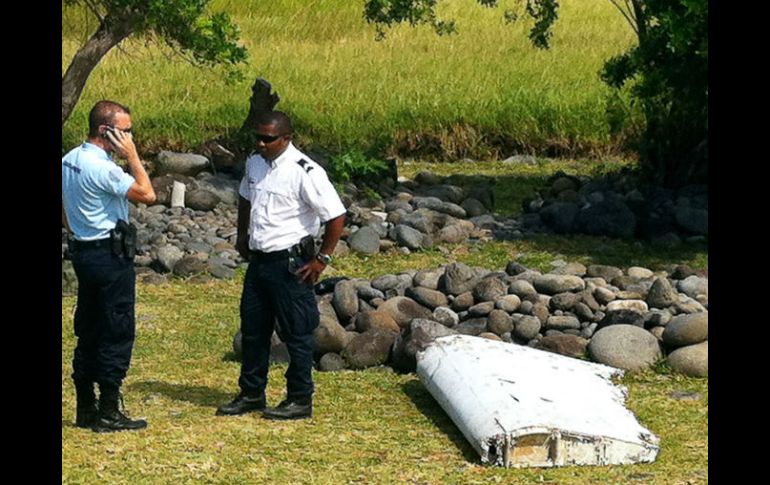 La policía francesa examina la pieza identificada como 'flaperon' fue encontrada en la isla de la Reunión, al oeste del Índico. AFP / Y. Pipton