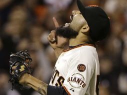 Sergio Romo recibió dos hits sin carrera, no dio base y ponchó a uno. AFP / J. Chiu