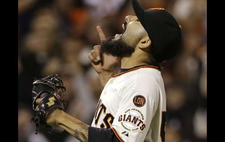 Sergio Romo recibió dos hits sin carrera, no dio base y ponchó a uno. AFP / J. Chiu