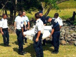 Expertos barajan la posibilidad de que el fragmento pertenezca a un bimotor accidentado en 2006 o un Airbus que se estrelló en 2009. AFP / Y. Piton