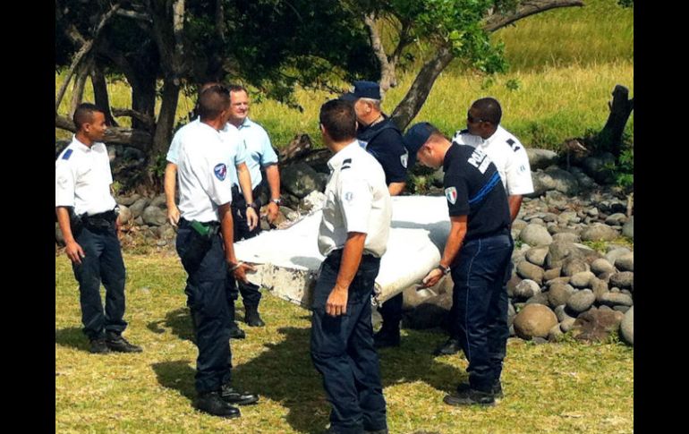 Expertos barajan la posibilidad de que el fragmento pertenezca a un bimotor accidentado en 2006 o un Airbus que se estrelló en 2009. AFP / Y. Piton